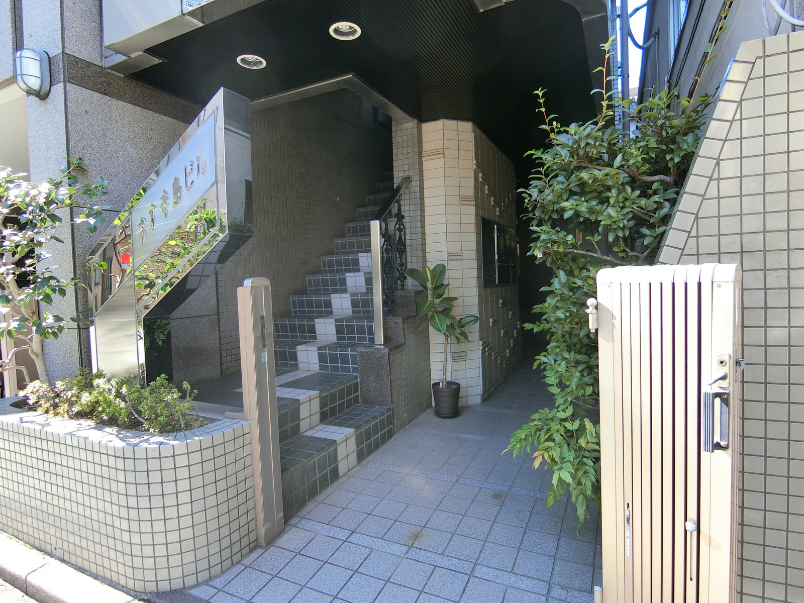オフィスビル出入口