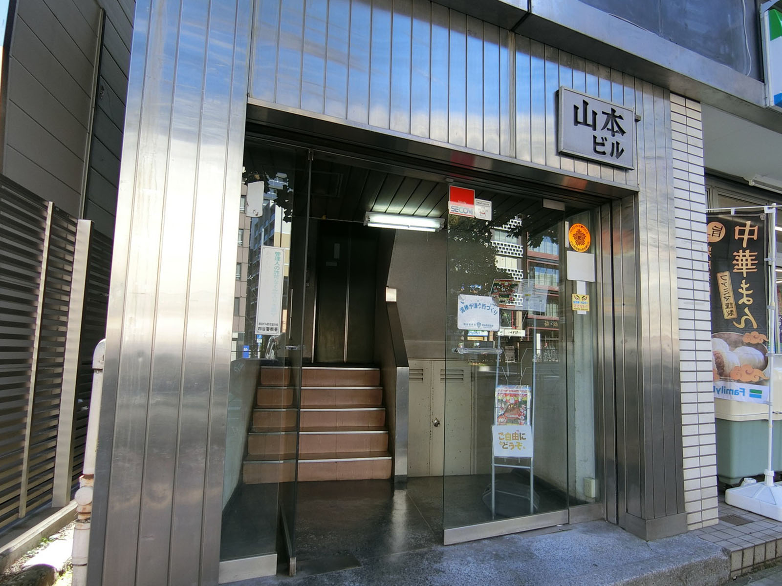 オフィスビル出入口