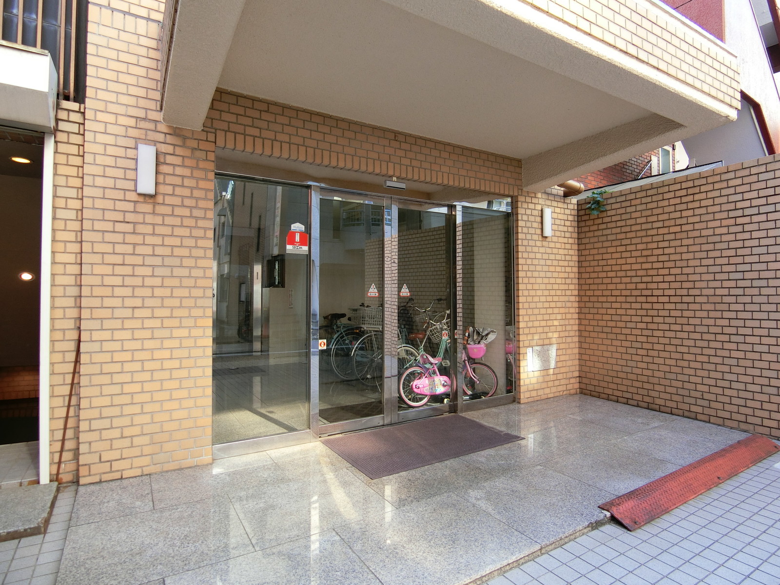 オフィスビル出入口