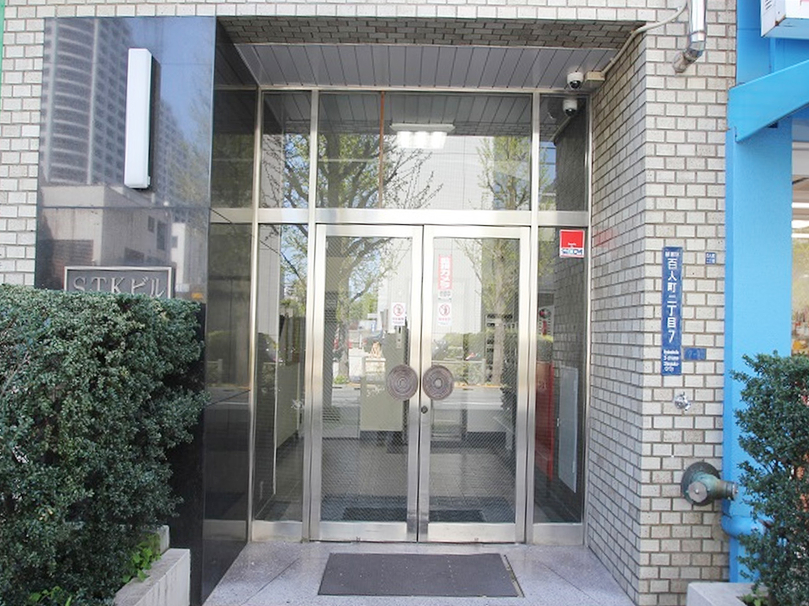 オフィスビル出入り口