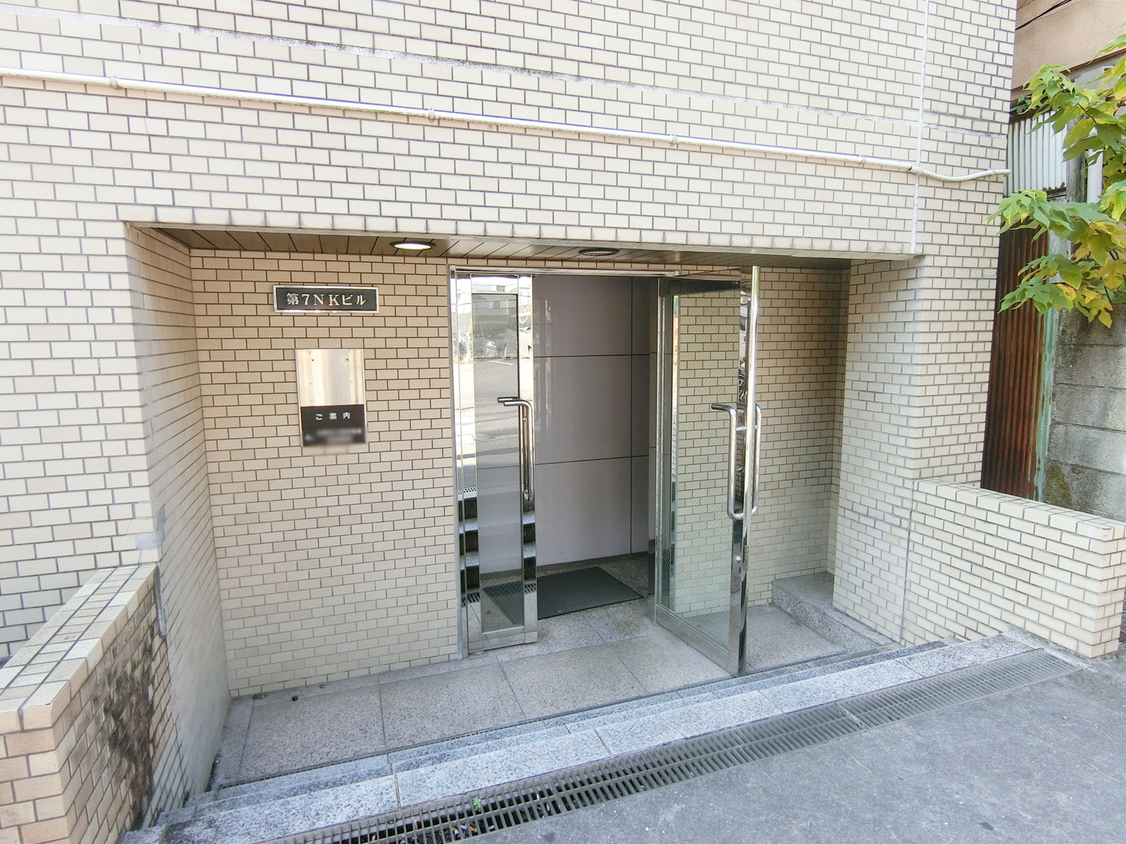 オフィスビル出入り口