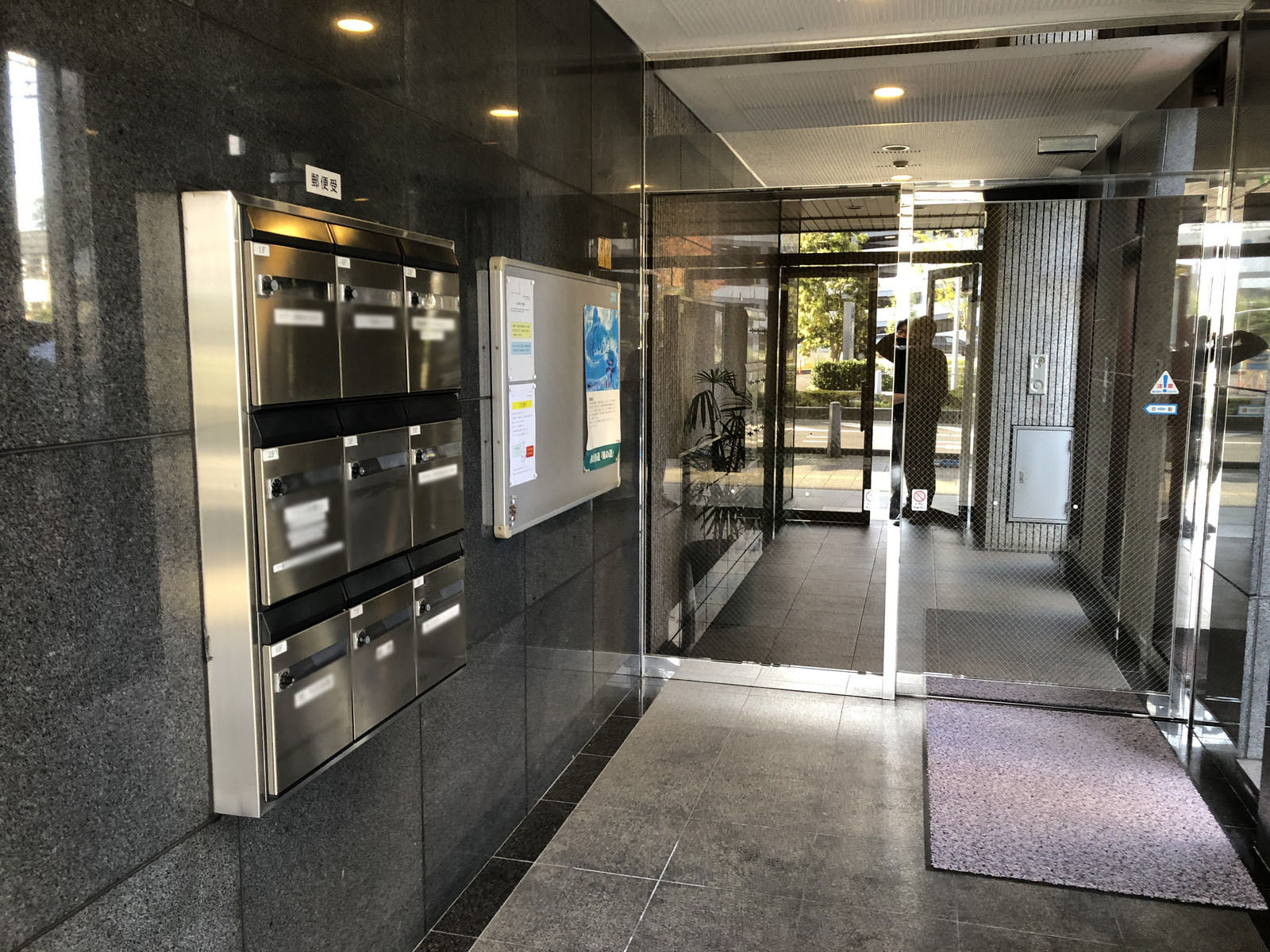 オフィスビル出入口