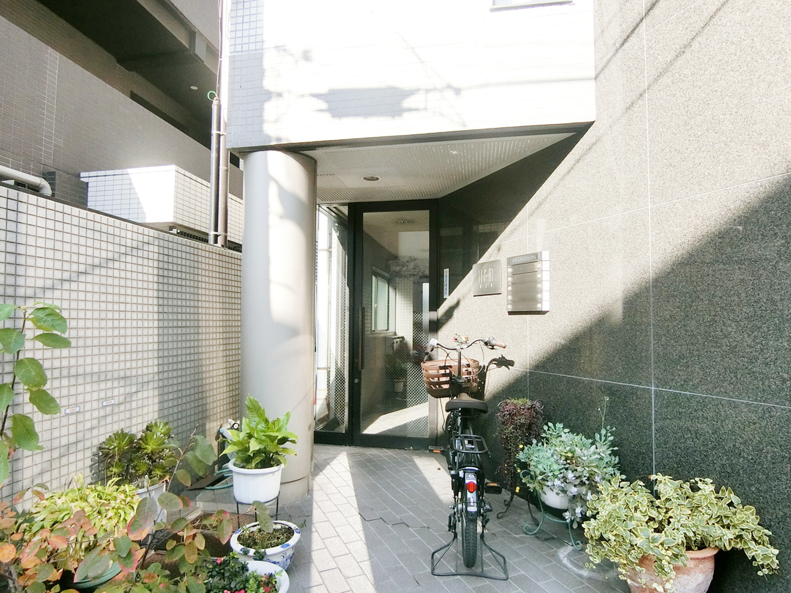 オフィスビル出入り口
