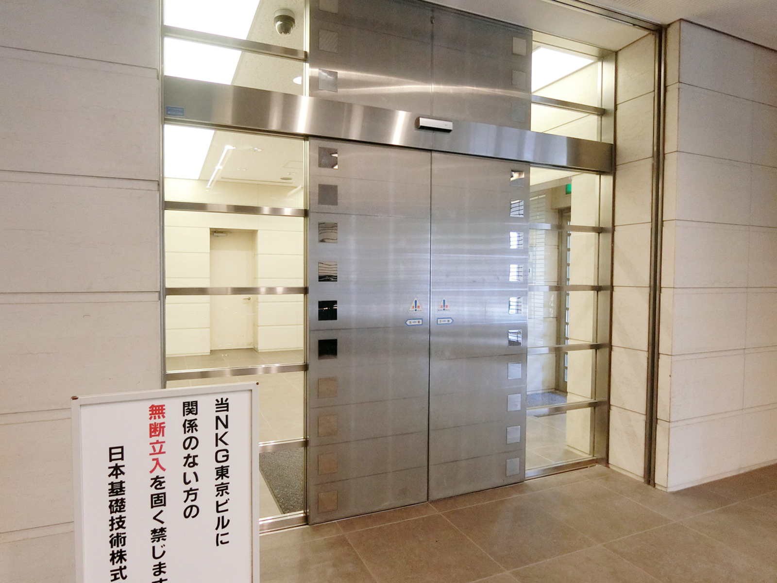 オフィスビル出入り口