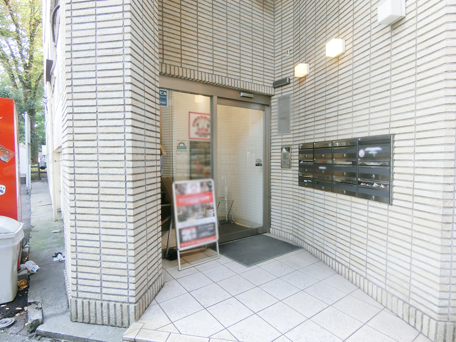 オフィスビル出入り口