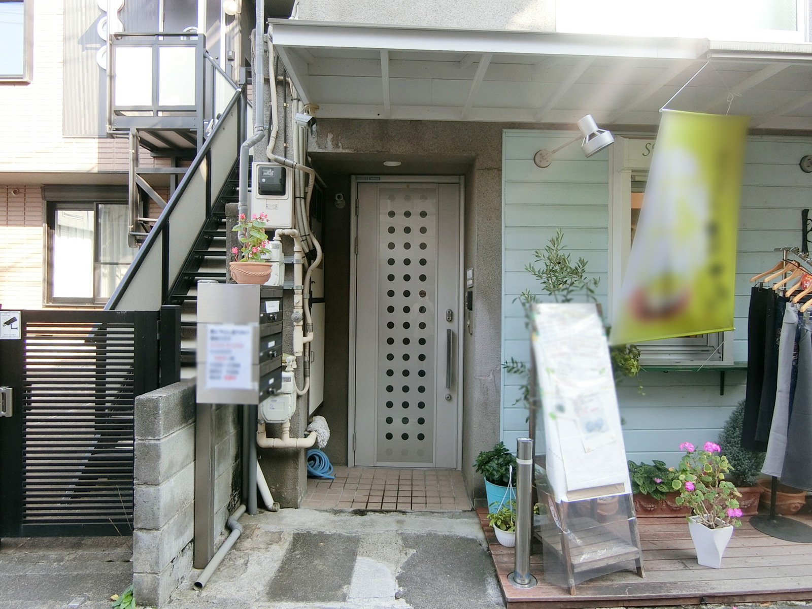 オフィスビル出入り口