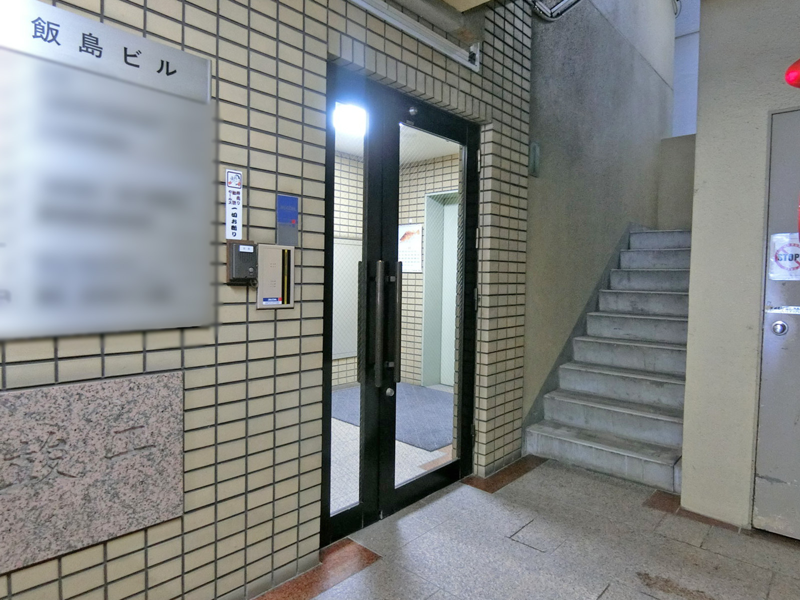 オフィスビル出入り口