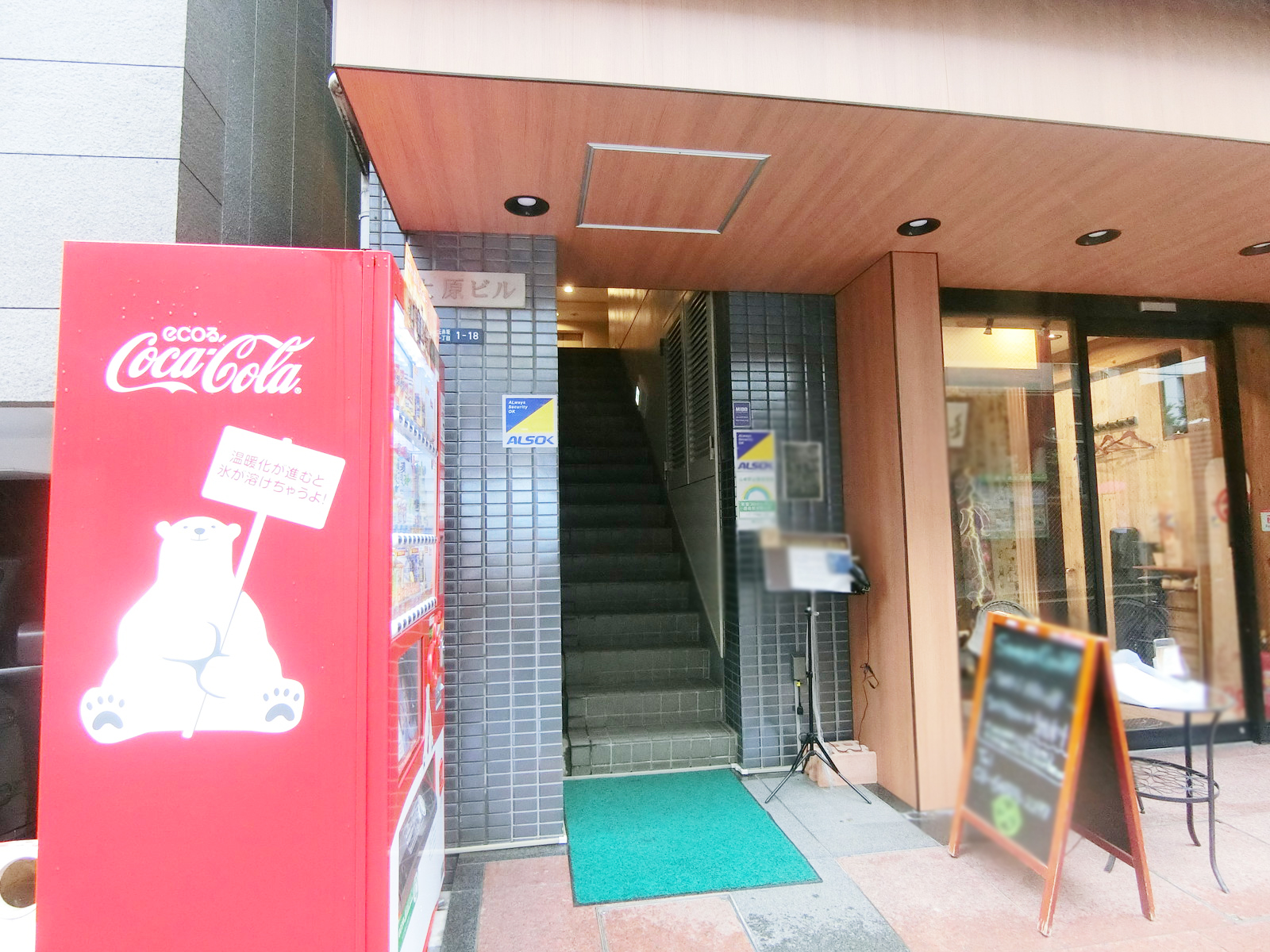 オフィスビル出入り口