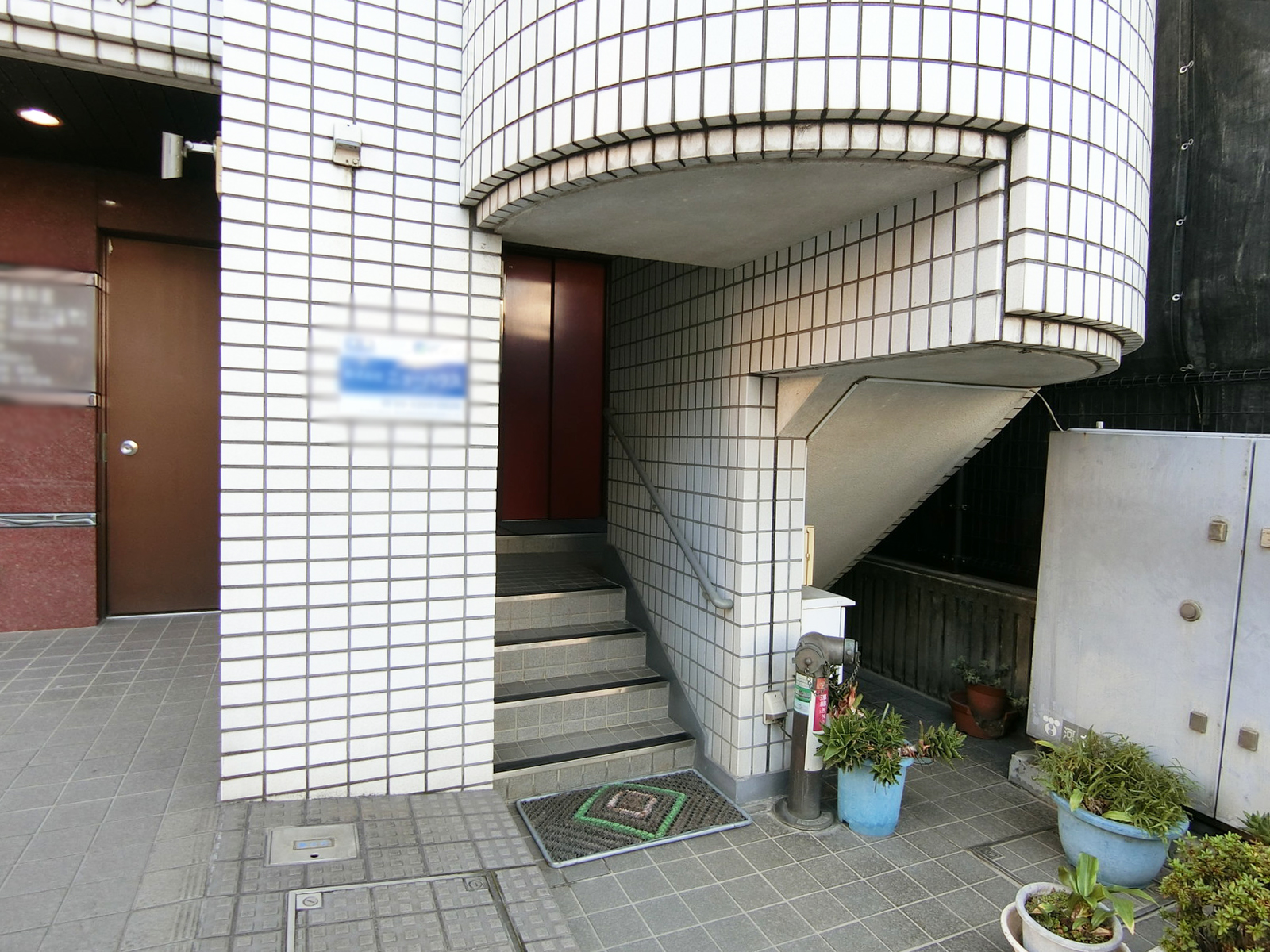 オフィスビル出入口