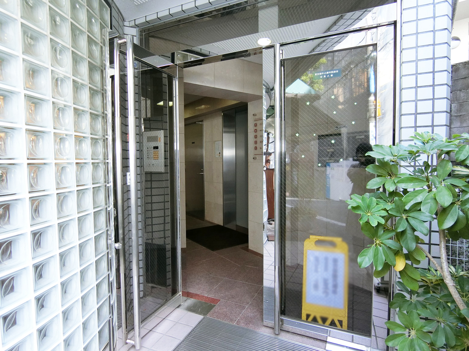 オフィスビル出入口