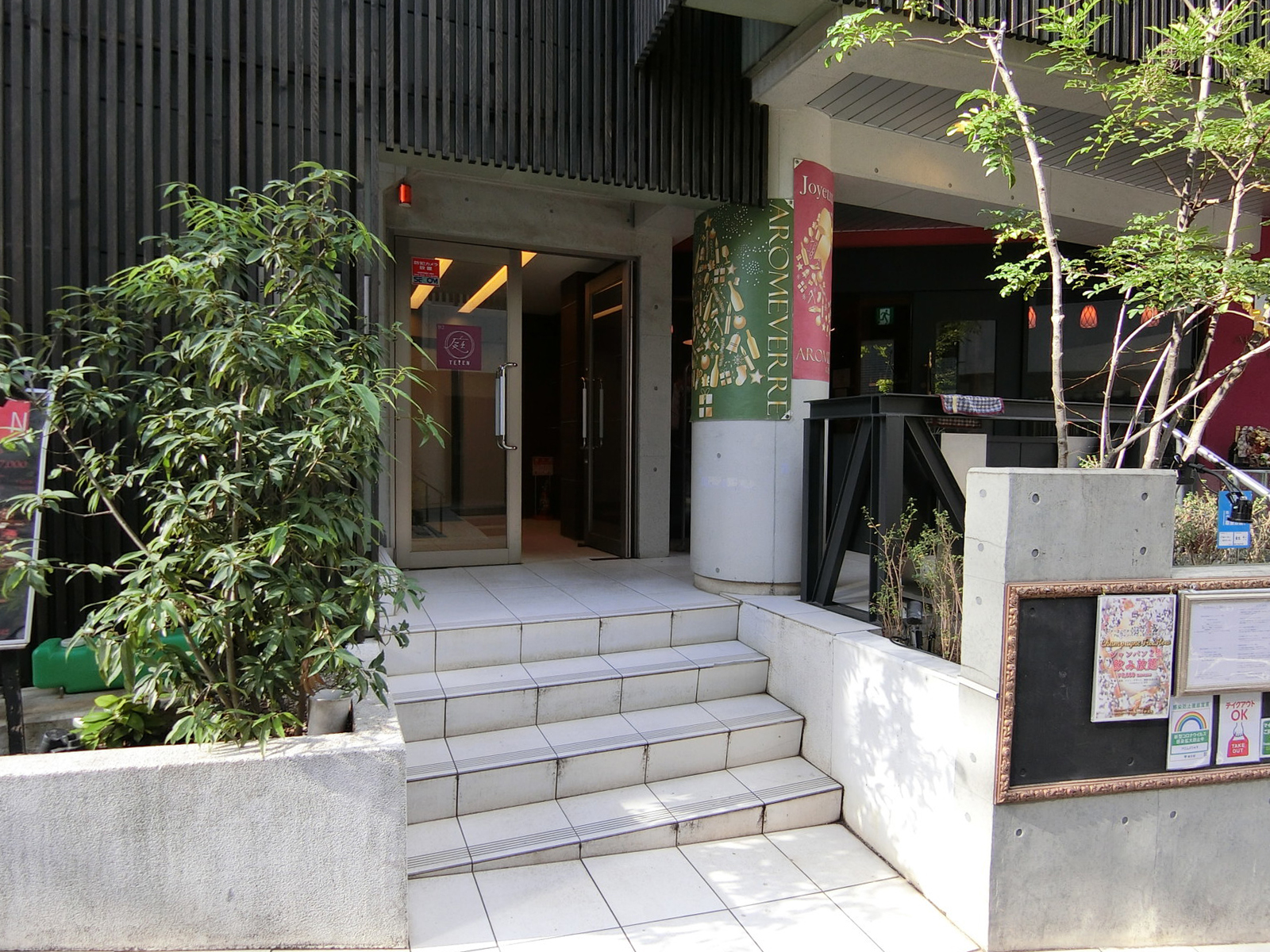 オフィスビル出入口