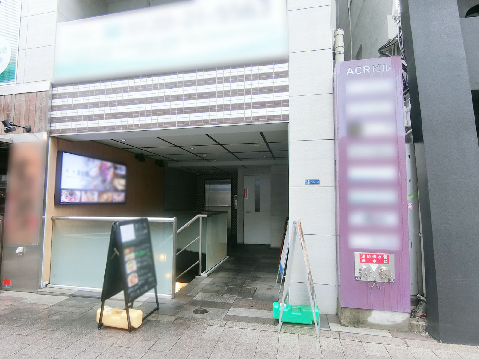 オフィスビル出入り口