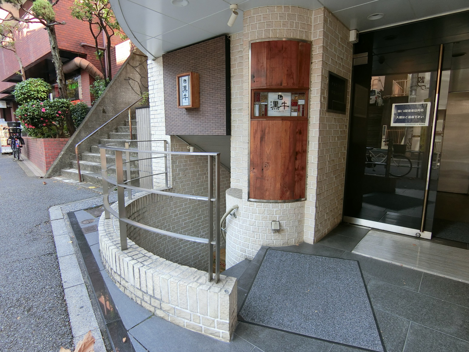 地下1階飲食店の出入口