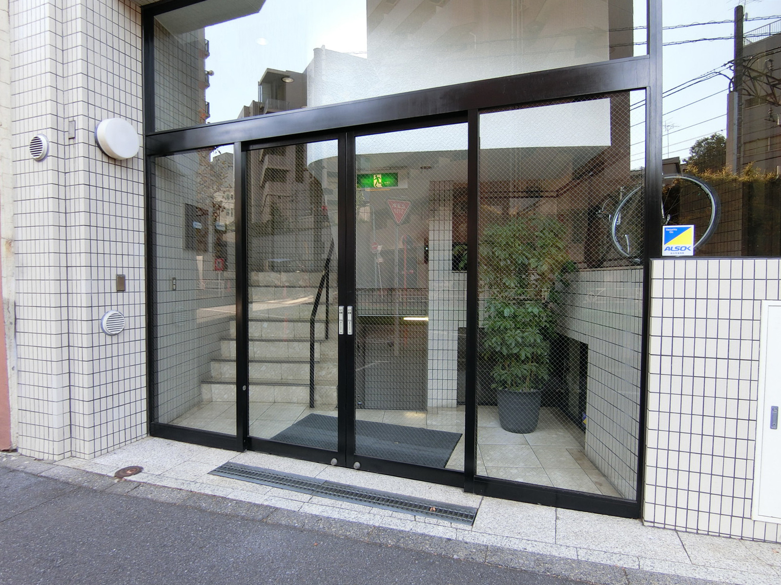 オフィスビル出入口