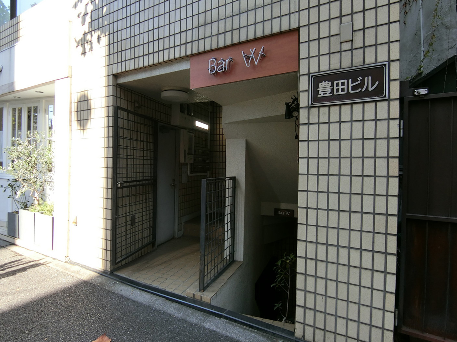オフィスビル出入口