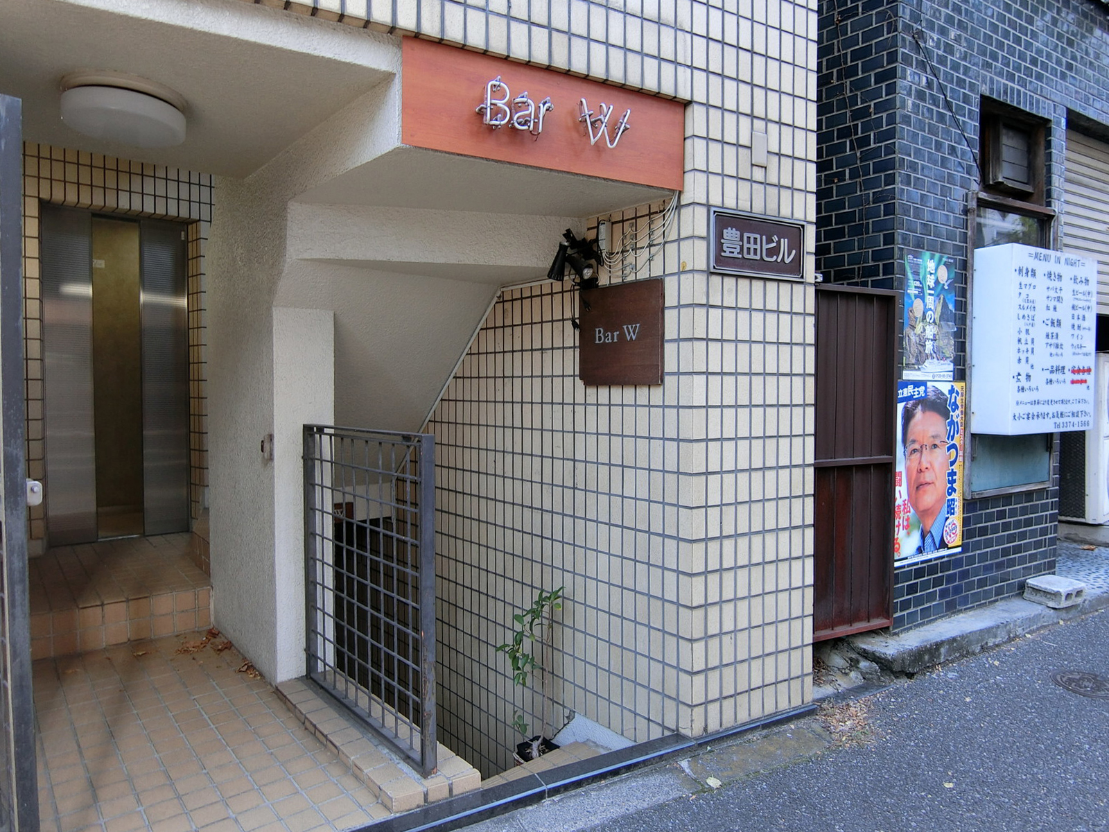 地下1階テナントの出入口