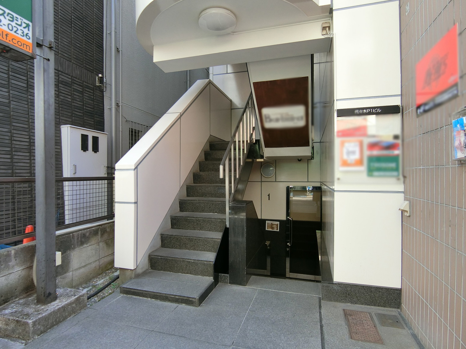 オフィスビル出入口