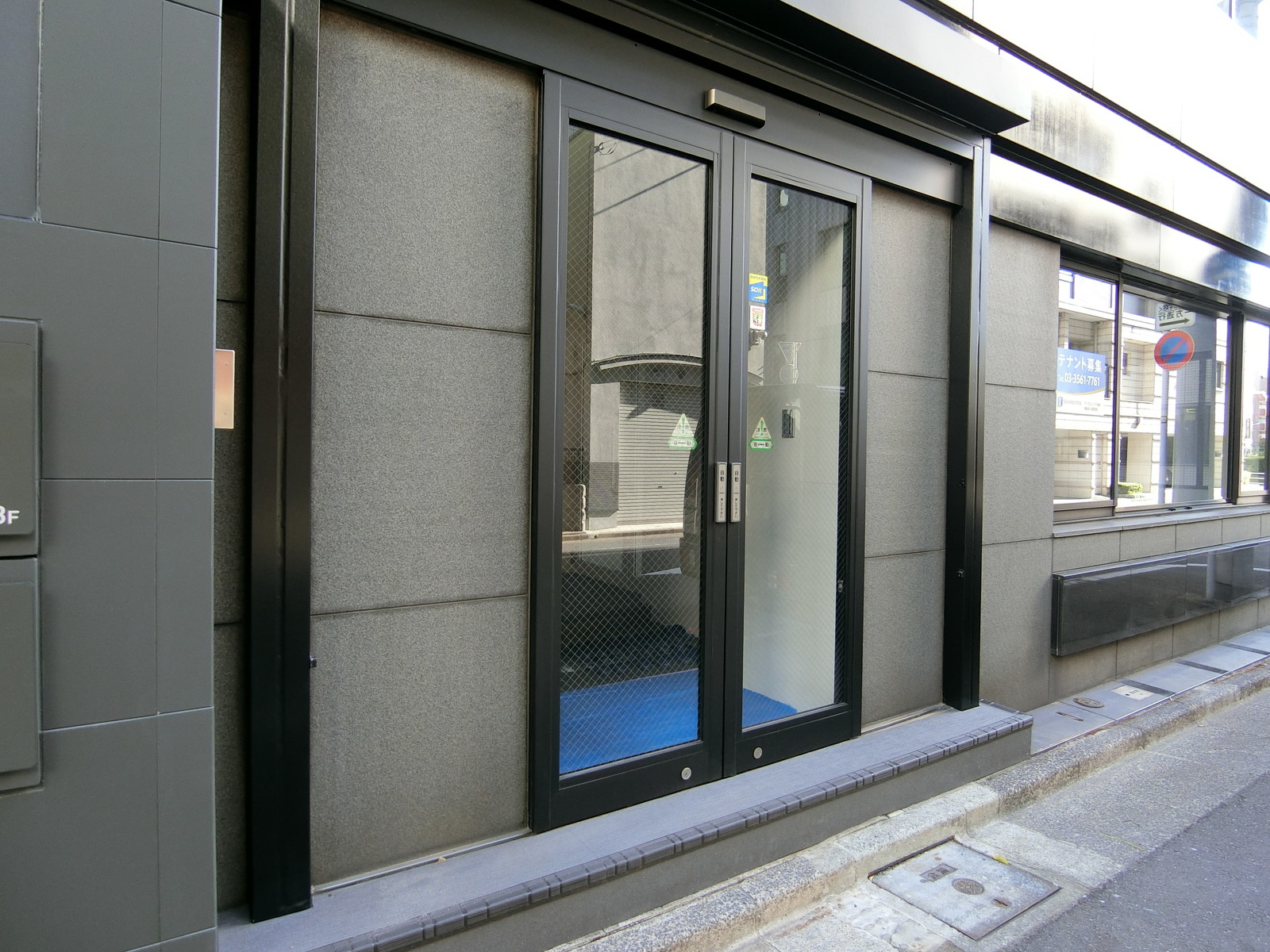 オフィスビル出入口
