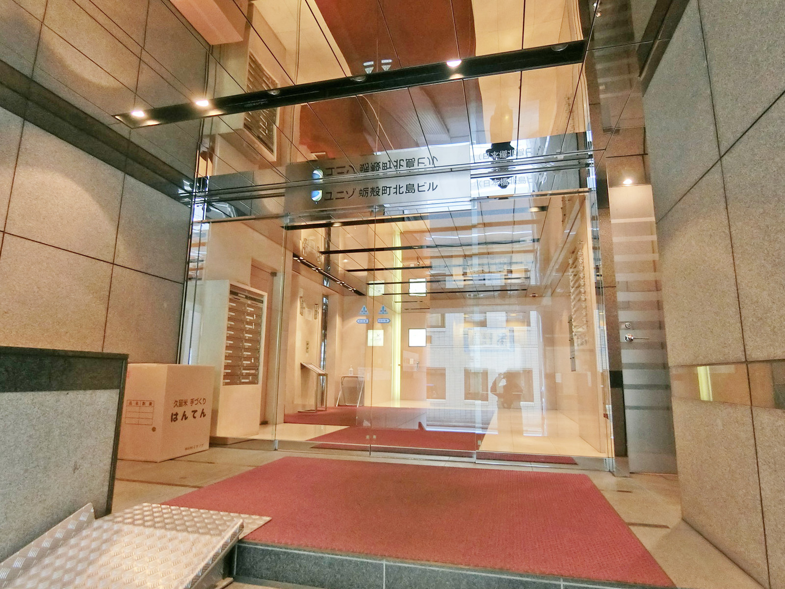 オフィスビル出入り口