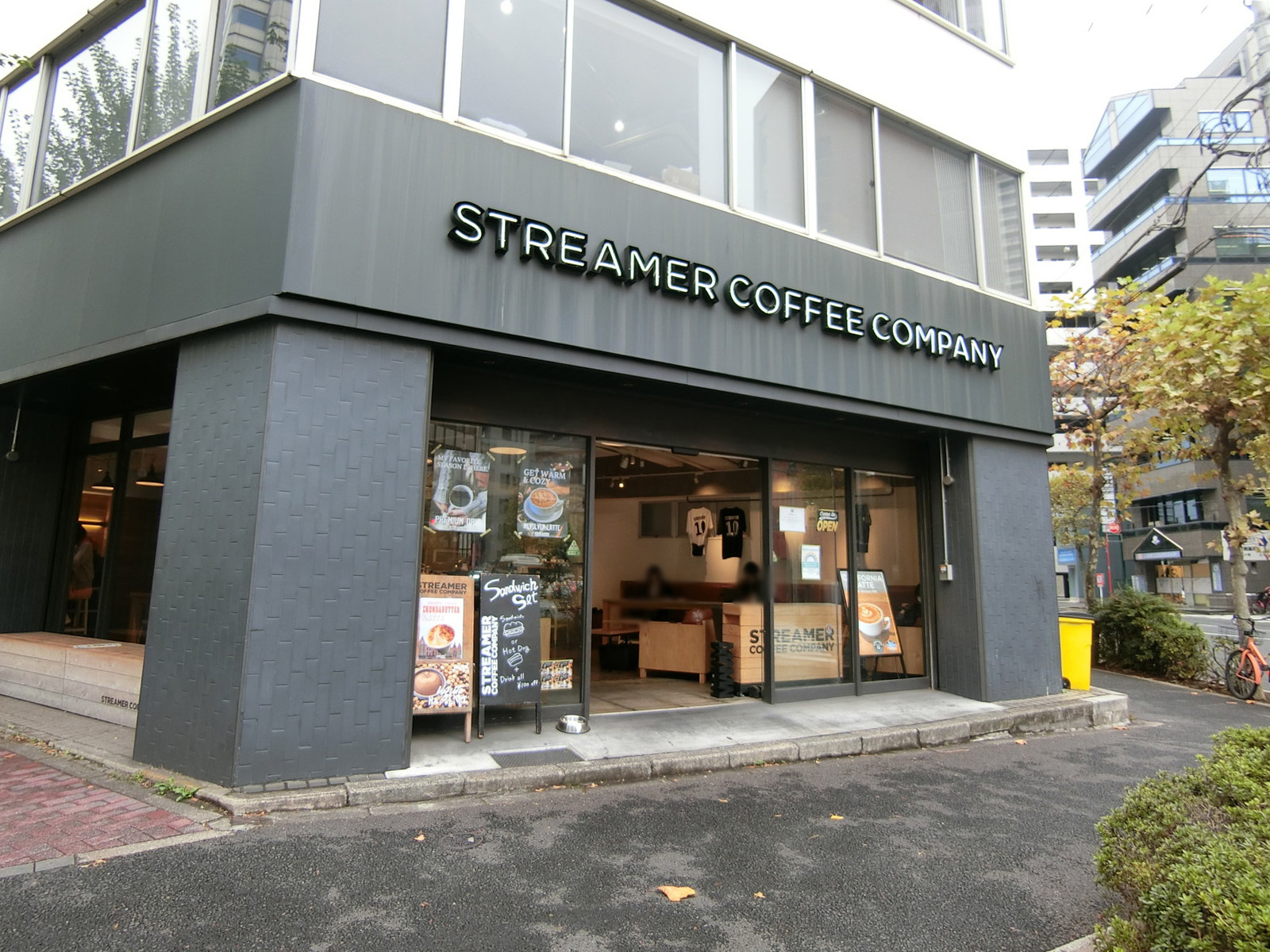 1階のカフェ