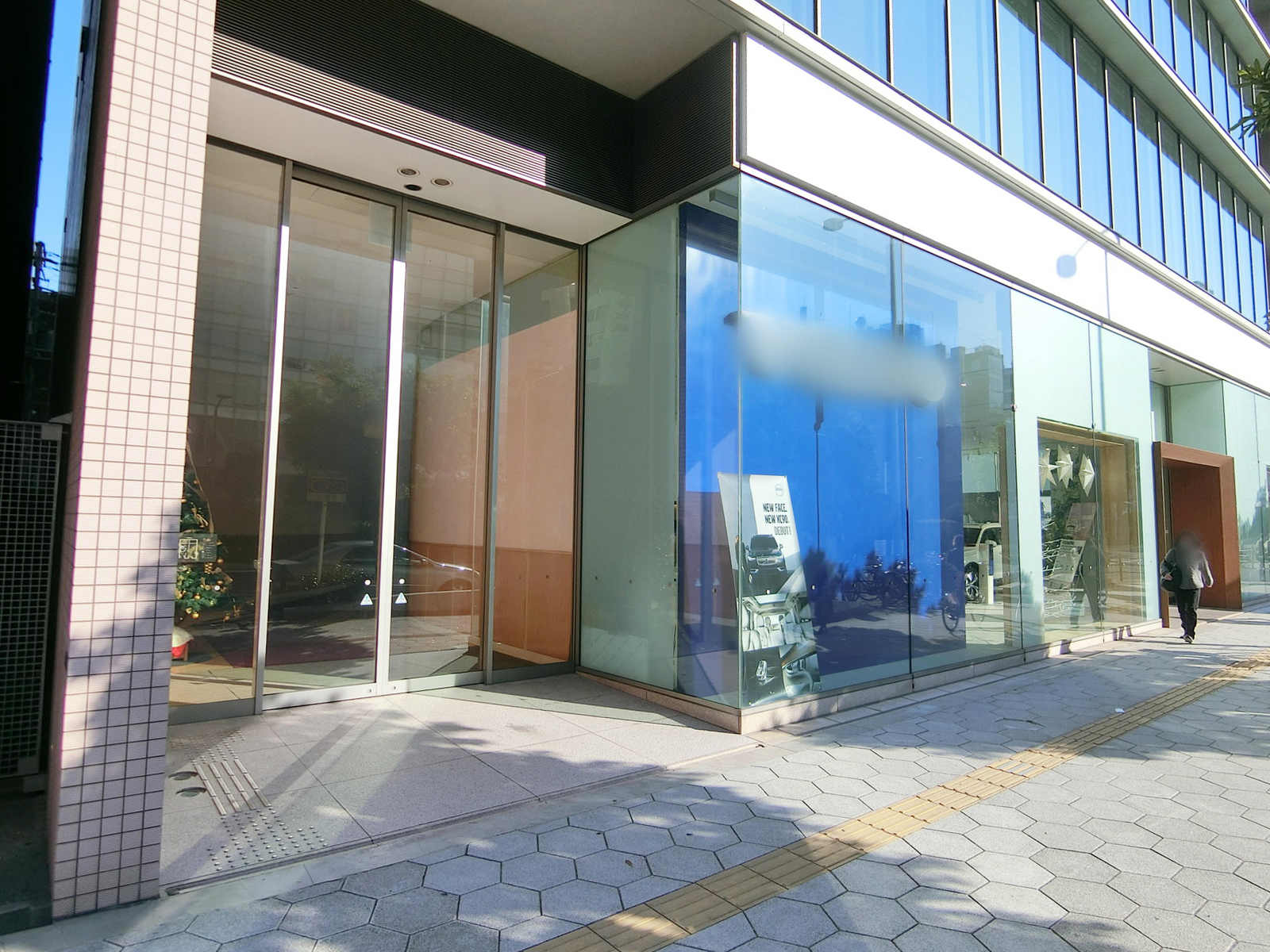オフィスビル出入り口