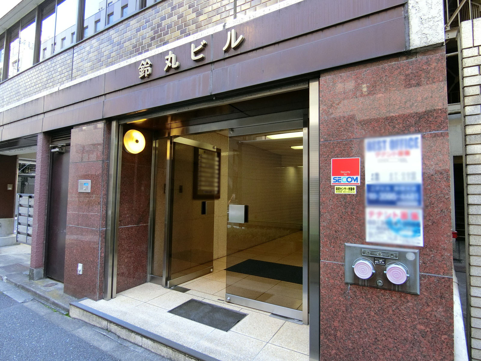 オフィスビル出入口