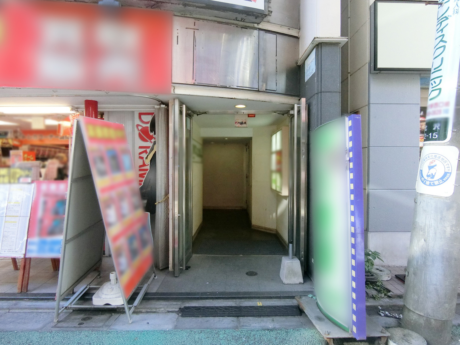 オフィスビル出入り口