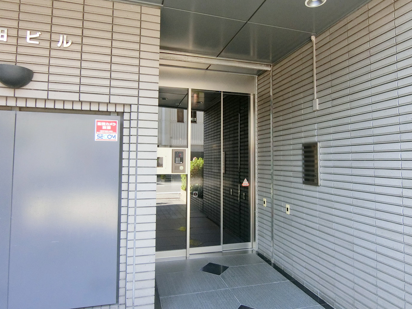 オフィスビル出入口