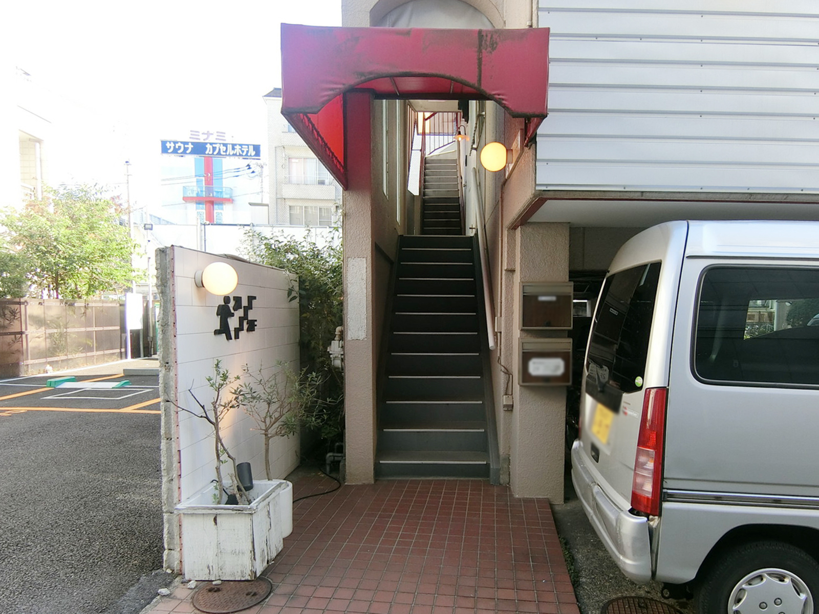 オフィスビル出入り口
