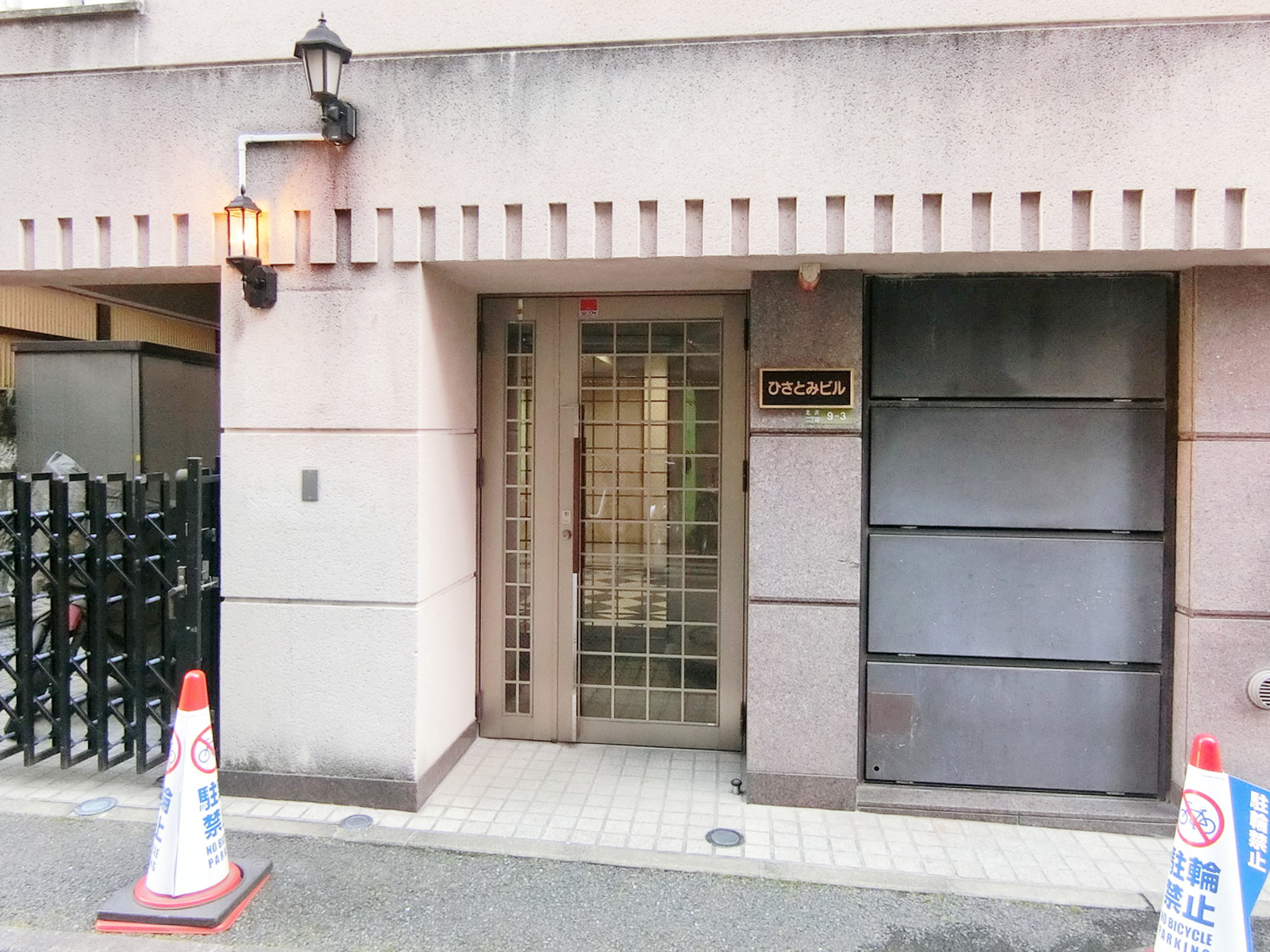 オフィスビル出入り口