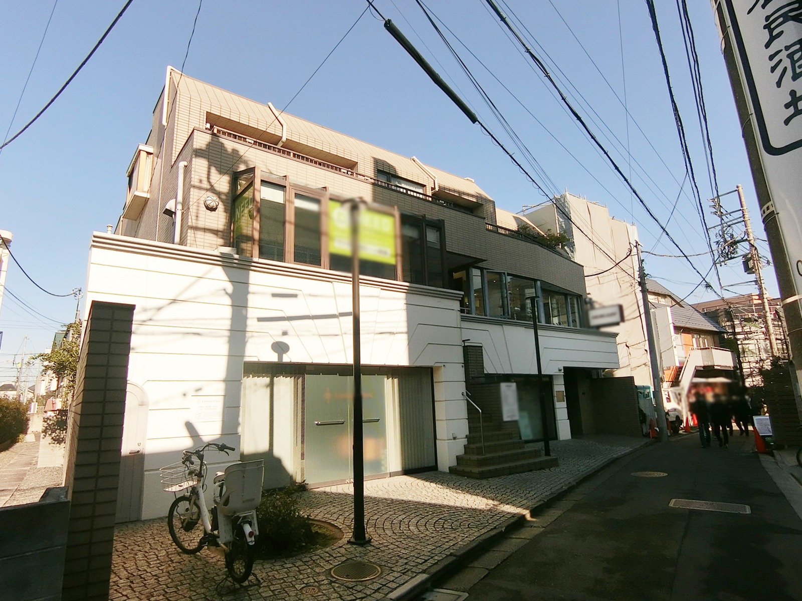 横長の外観