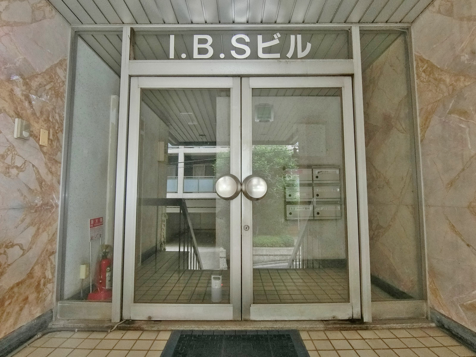 オフィスビル出入り口