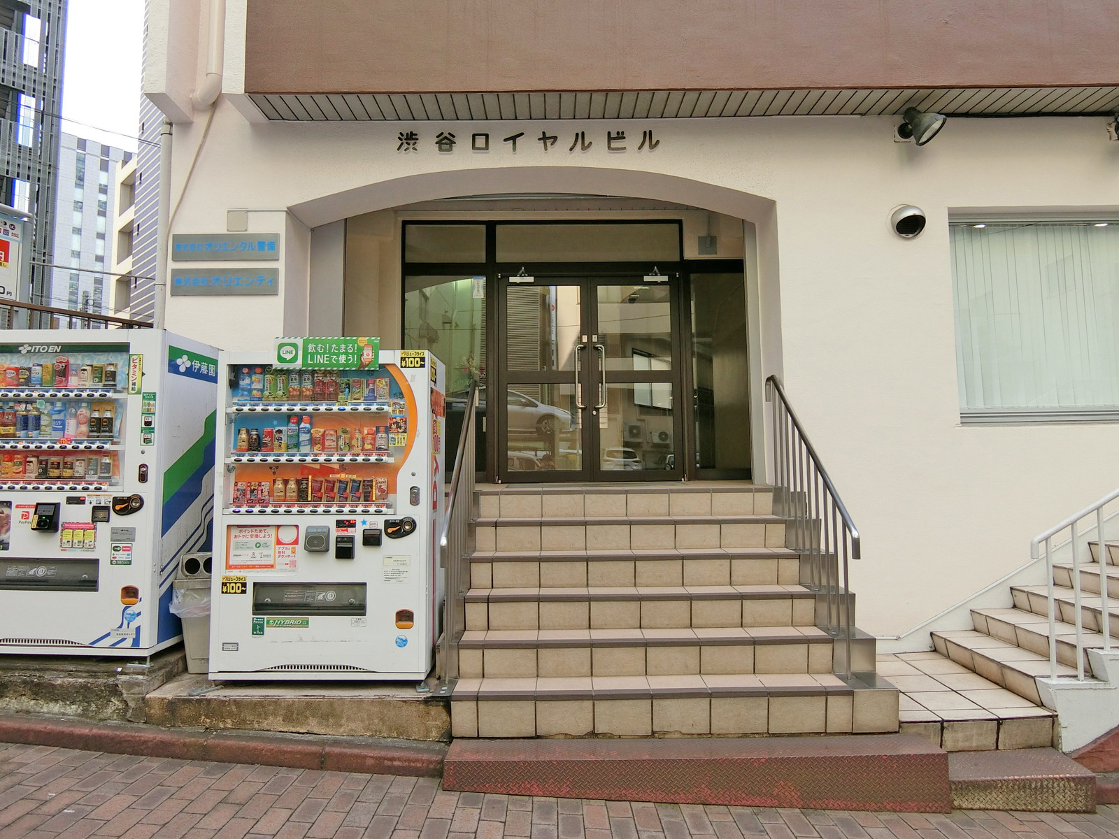 オフィスビル出入り口