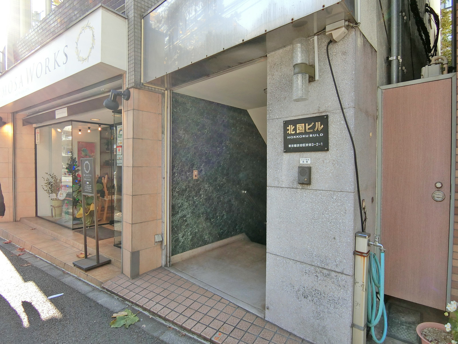 オフィス出入口