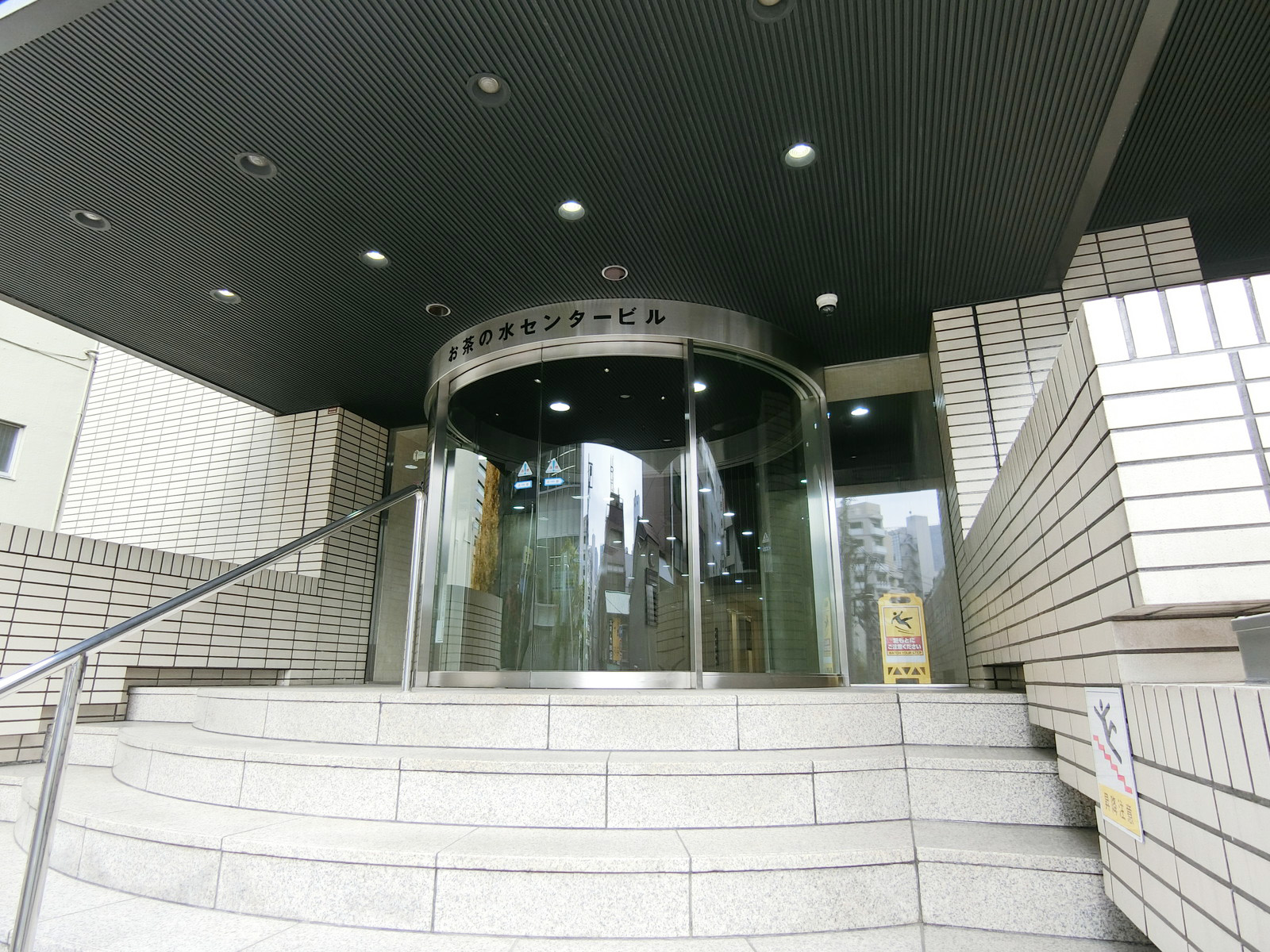 オフィスビル出入り口
