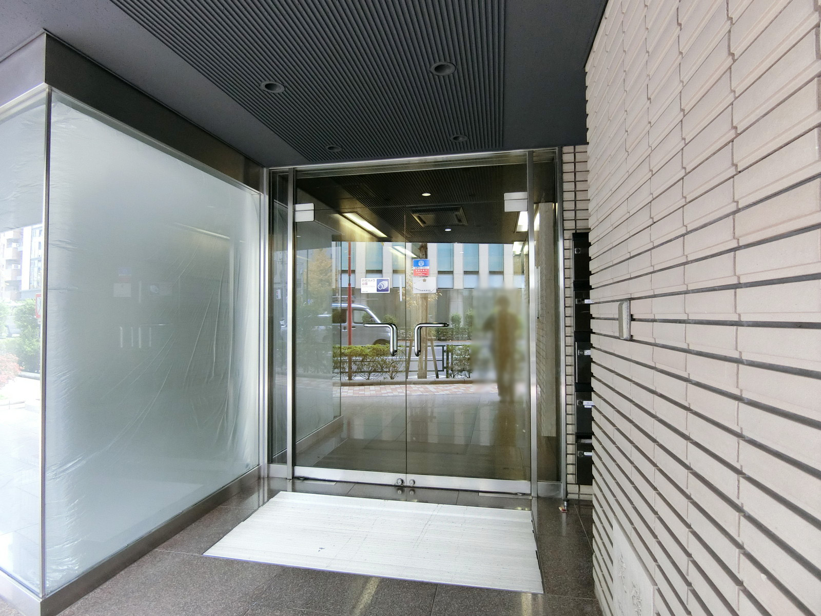 オフィスビル出入口