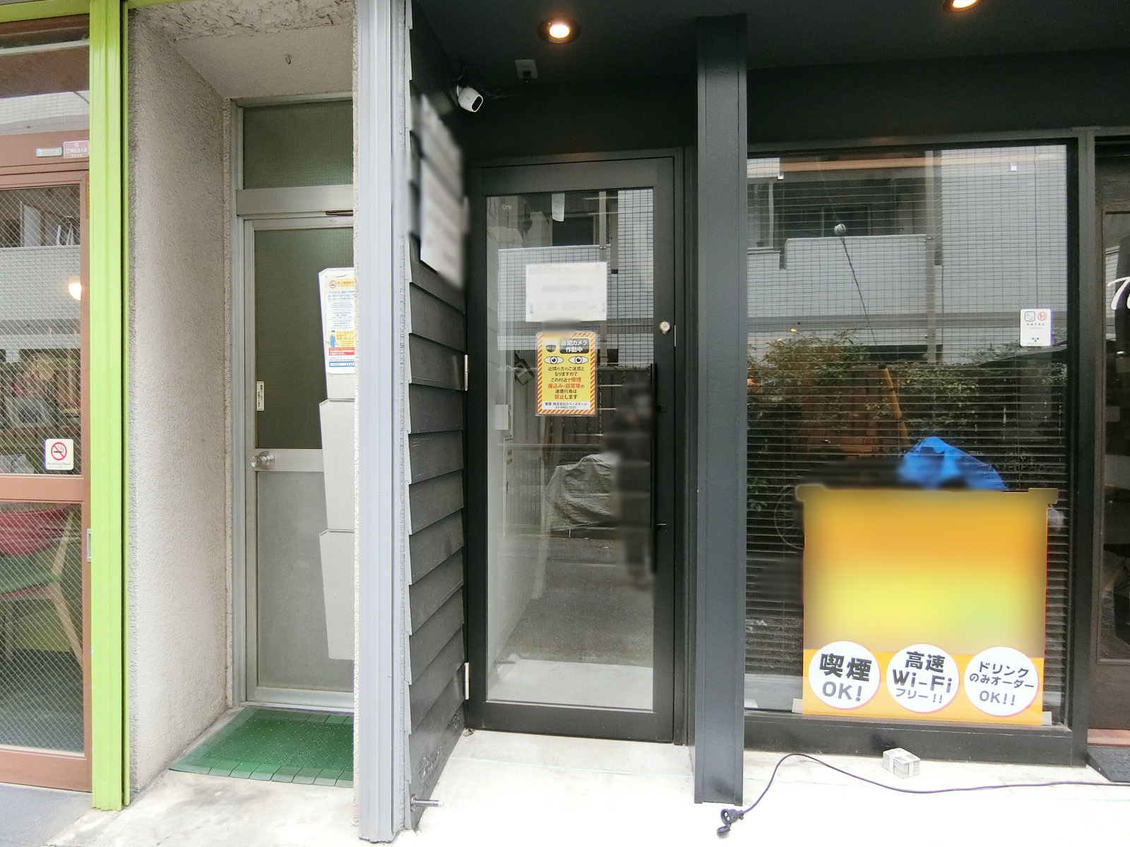 オフィスビル出入り口