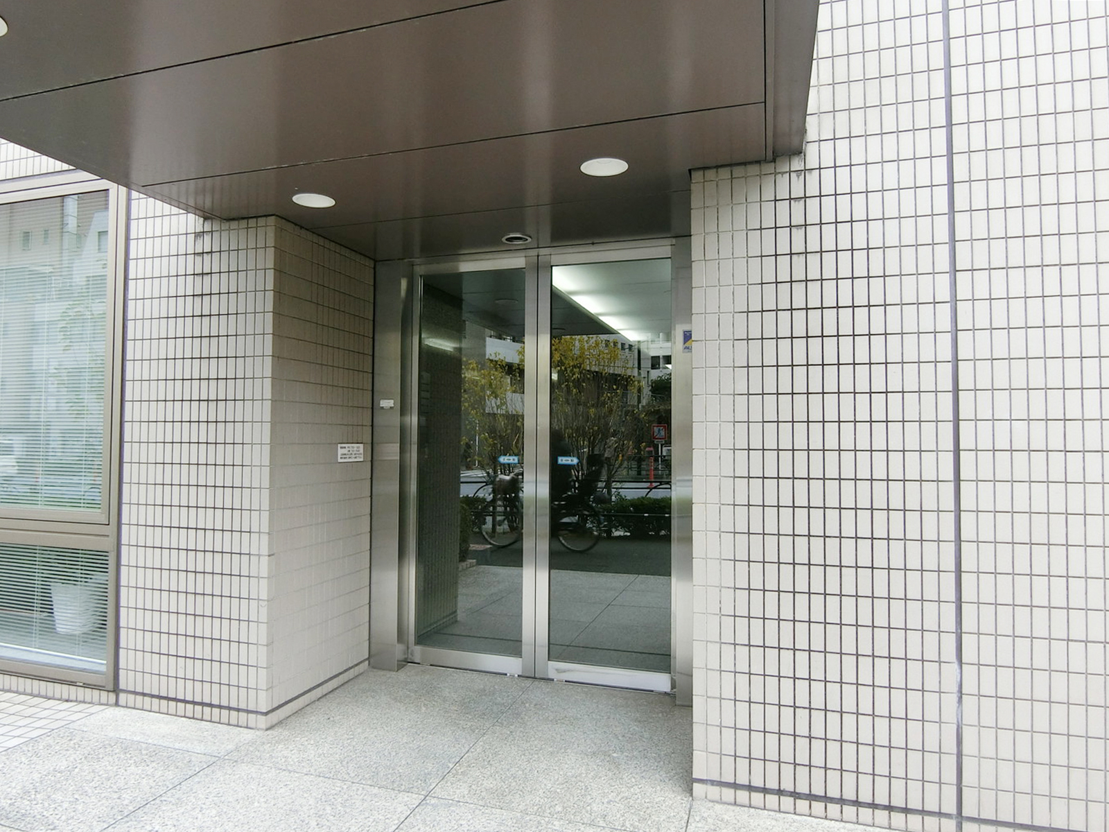 オフィスビル出入り口