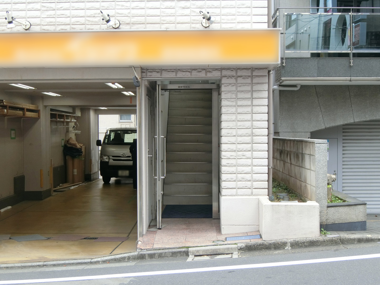 オフィスビル出入り口