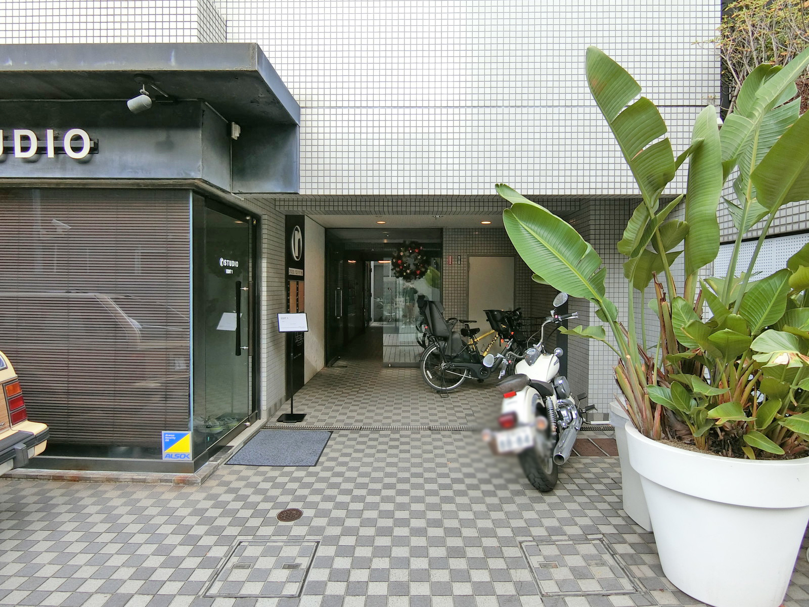 オフィスビル出入り口