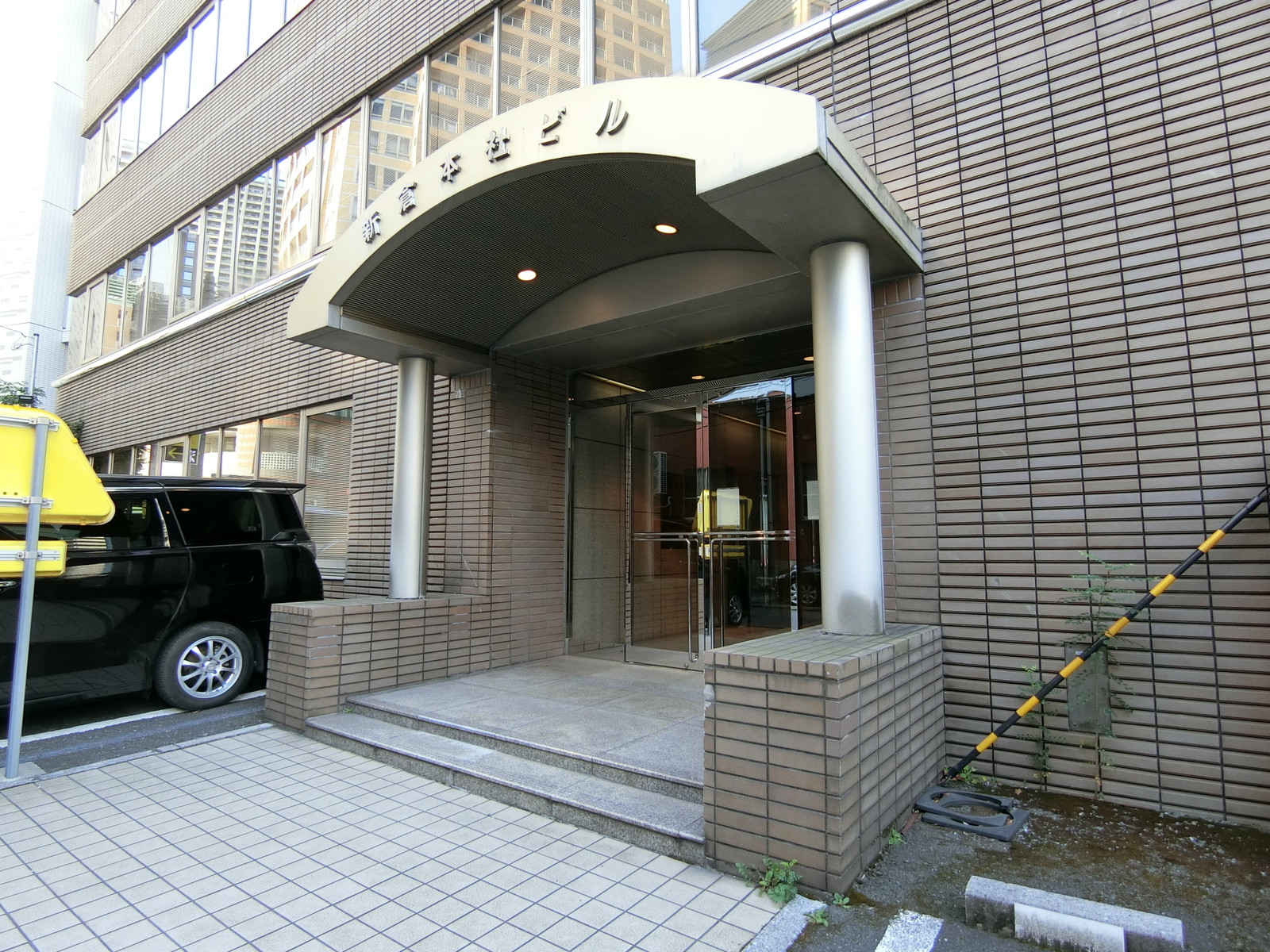 オフィスビル出入り口