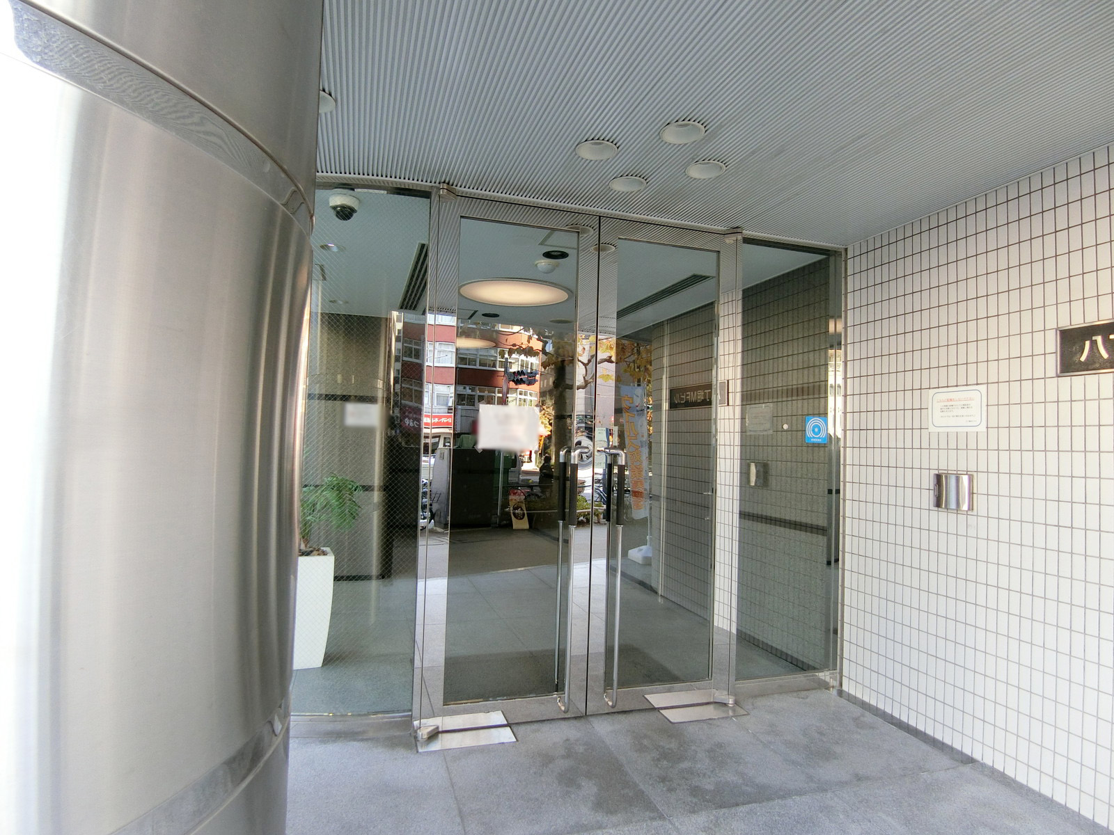 オフィスビル出入り口