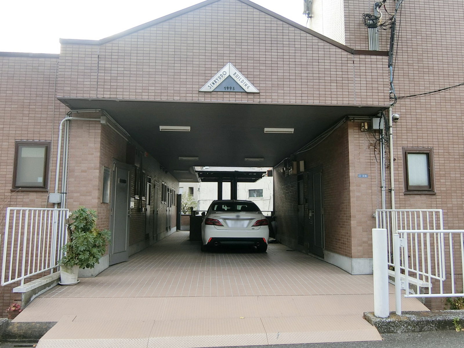2階オフィスビル出入り口