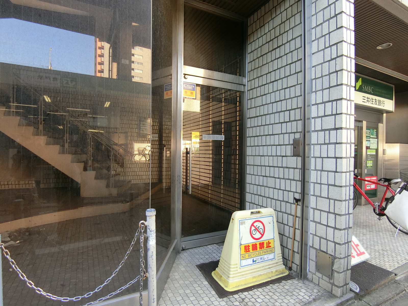 オフィスビル出入り口