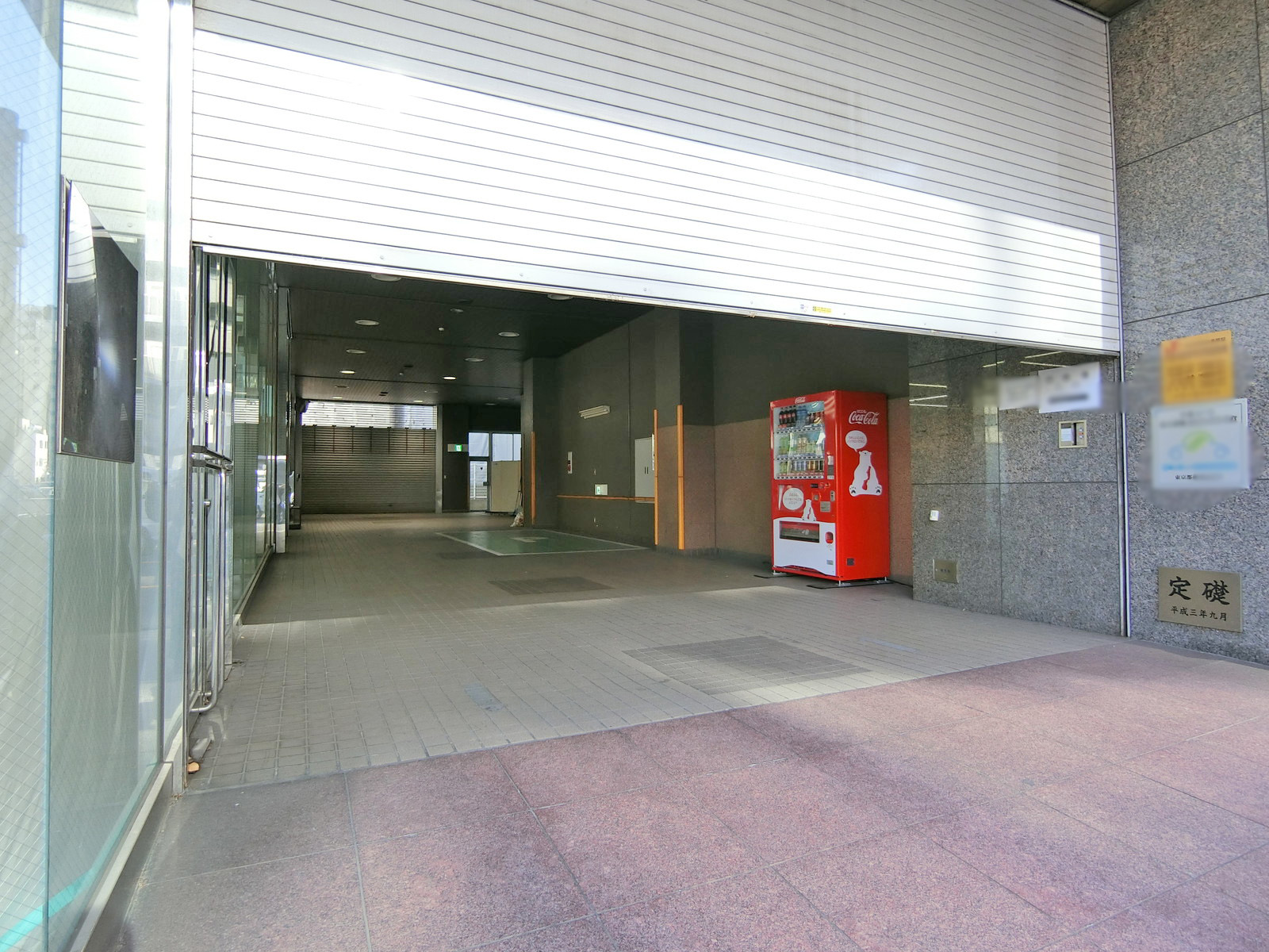 オフィスビル出入り口
