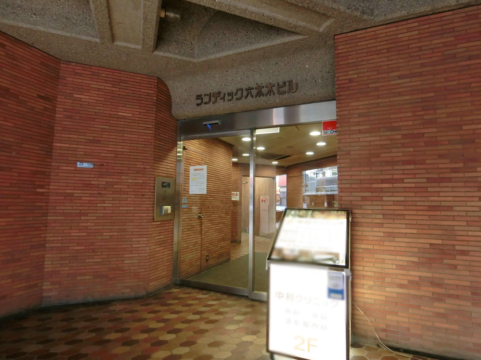 オフィスビル出入口