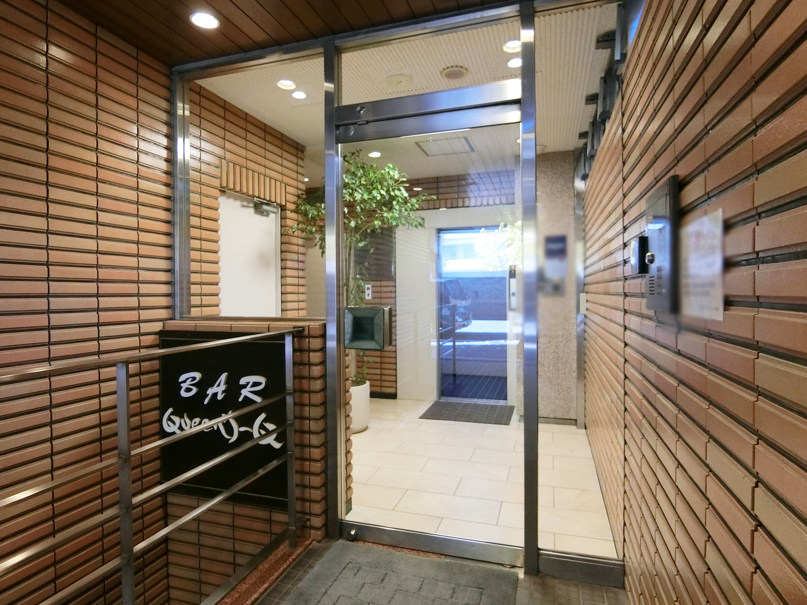 オフィスビル出入口