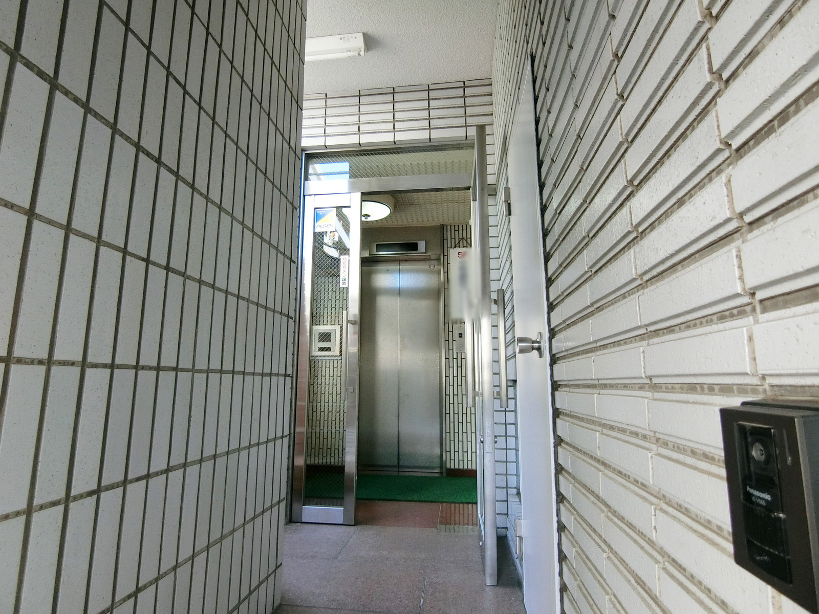 オフィスビル出入り口