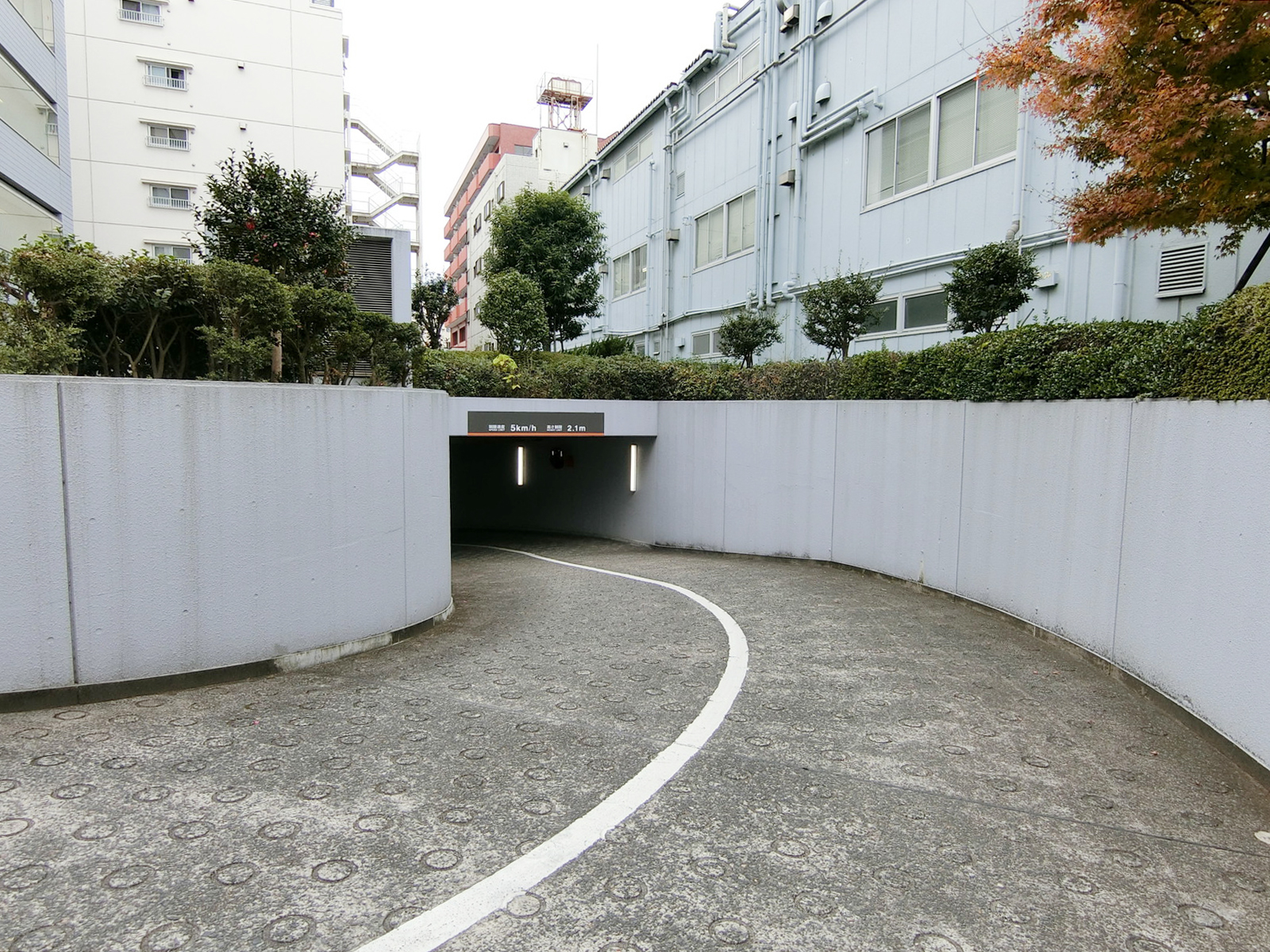 室内駐車場入口