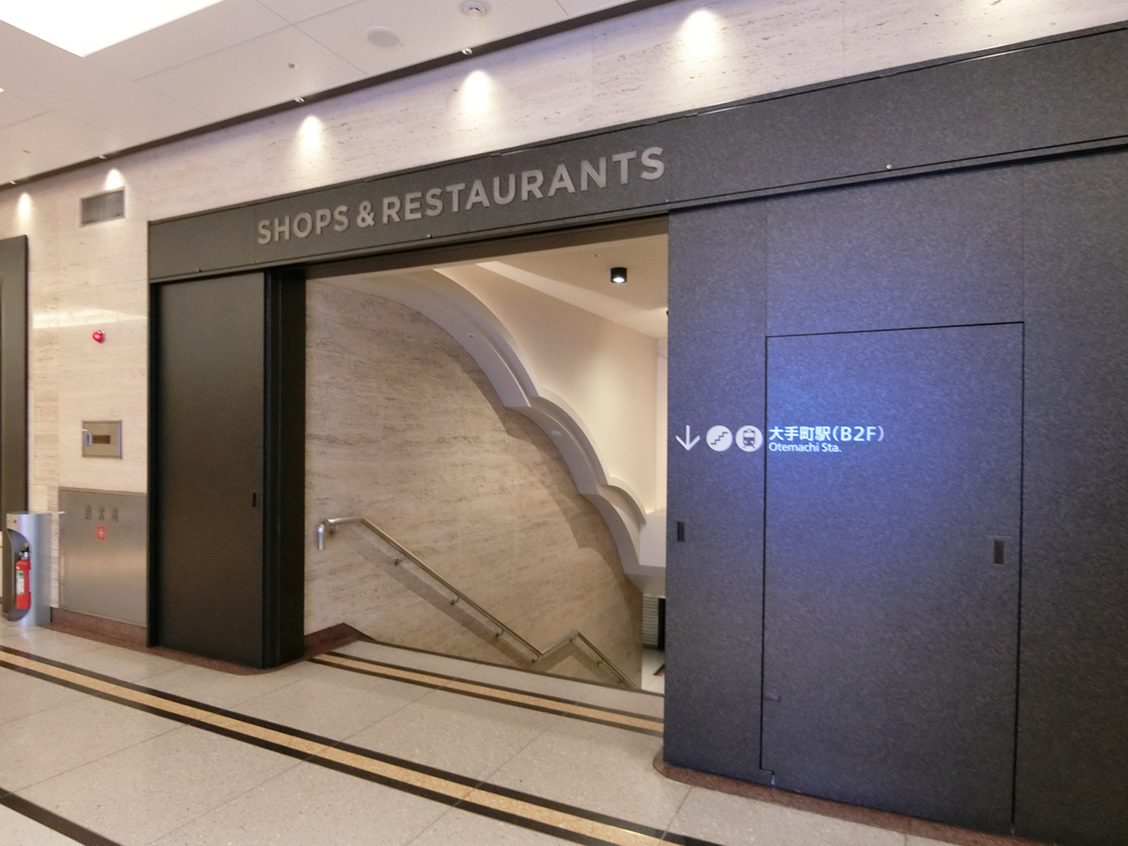 地下にはコンビニや飲食店が入居